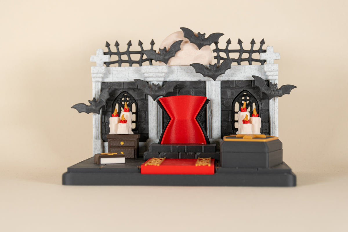 Le Repaire de Dracula MinoZoo vu de face, avec trône rouge, cercueil, bougies, lune et chauves-souris.