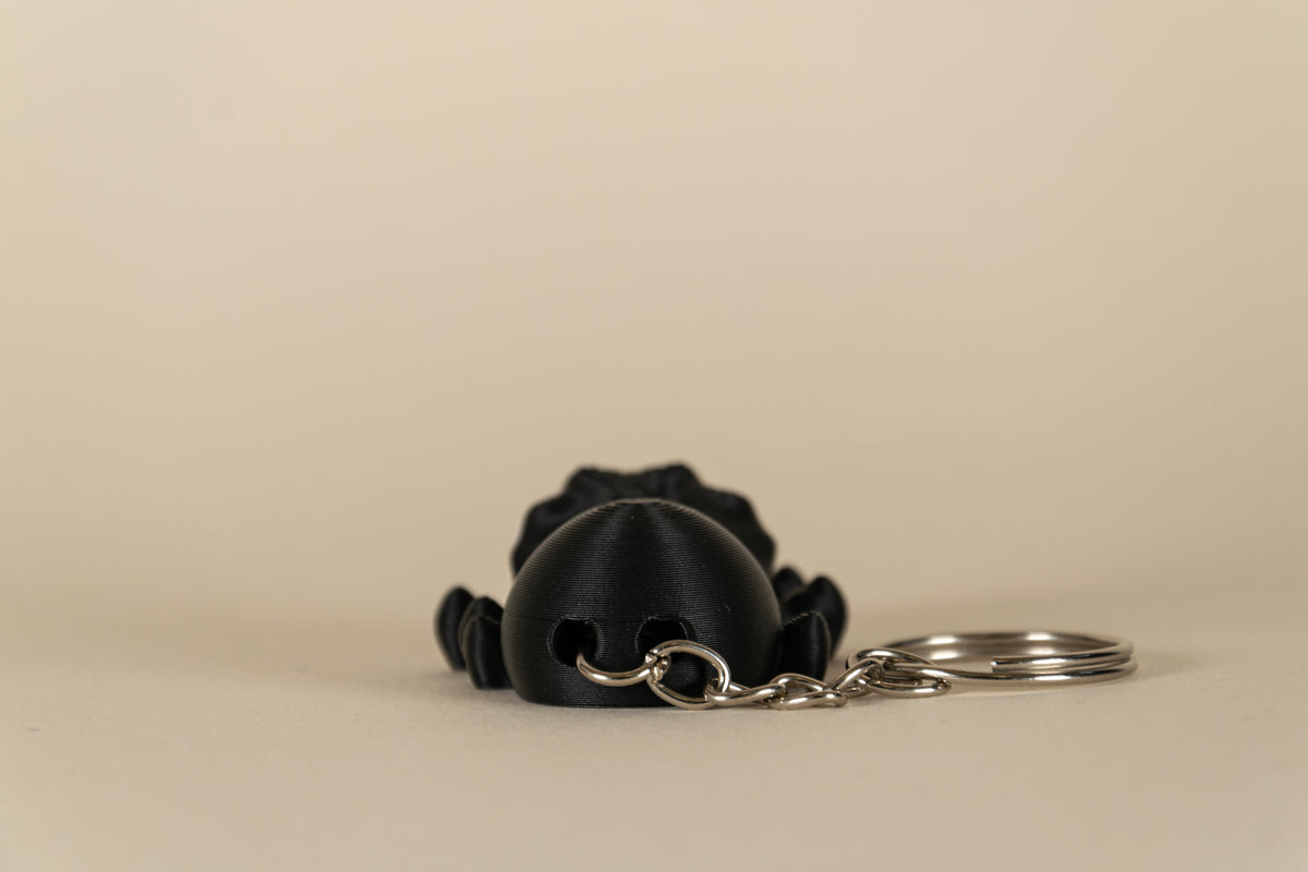 Porte-clés Black Spider articulé MinoZoo noir, vue de dos avec chaîne et anneau métallique.