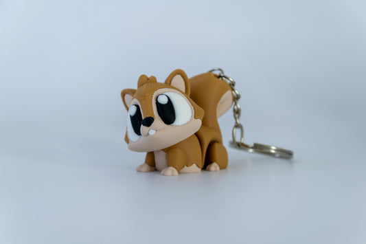 Porte-clés Écureuil articulé MinoZoo brun et brun clair, vue trois-quarts sur fond clair.