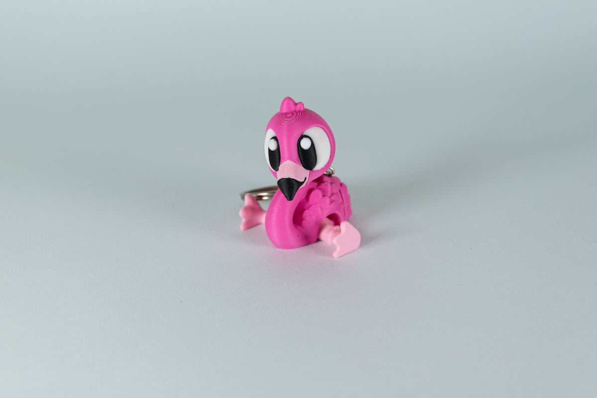 Porte-clés Flamant Rose articulé MinoZoo rose et rose clair, vue trois-quarts avec les pattes écartées.