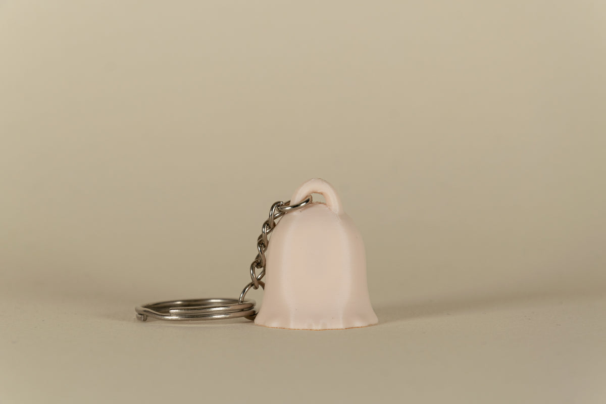 Porte-clés Ghost MinoZoo beige, vue de dos avec chaîne et anneau métallique.