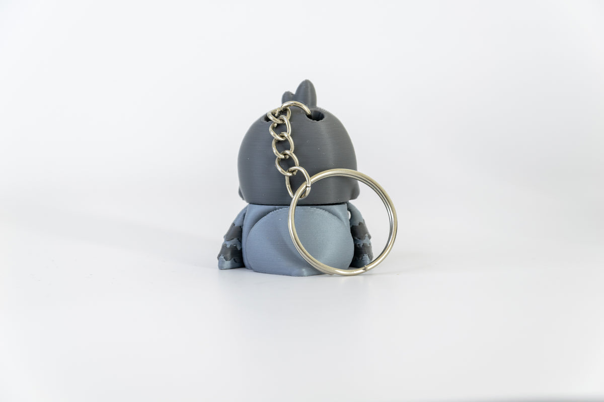 Porte-clés Pigeon articulé MinoZoo gris foncé et gris bleuté, vu de dos avec chaîne et anneau.